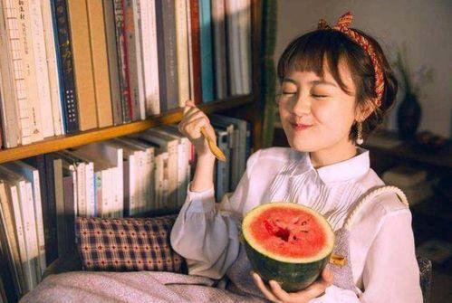 女人吃瓜变猴子,一嘴瓜果变猴传奇