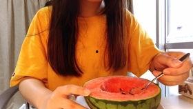 带父母留学吃瓜,父母相伴，共享异国他乡的甜蜜与挑战