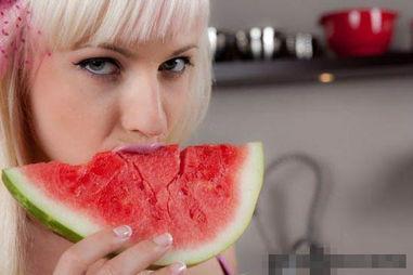 偷瓜女吃西瓜,引发网友热议