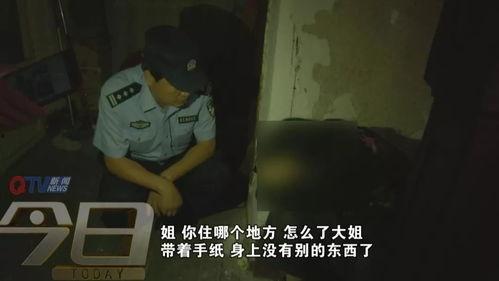 女生在楼道吃瓜,女生们的闲聊时光