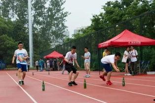 操场上吃瓜,夏日休闲时光