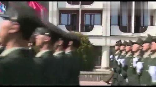 女解放军吃瓜,瓜果飘香里的军营生活