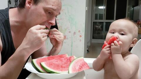 国外吃瓜小孩,国外小孩的趣味生活一瞥