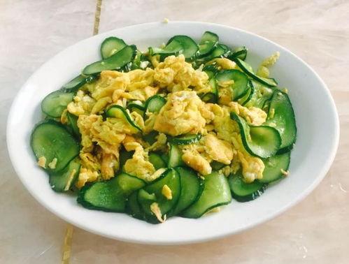 姥姥吃鸡蛋吃瓜图,鸡蛋与瓜果的完美邂逅