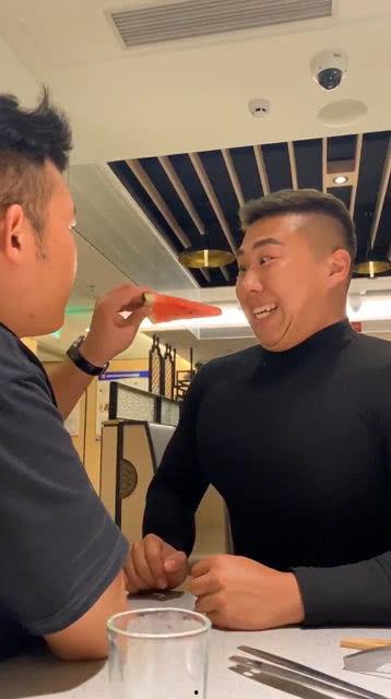 印度肌肉男吃瓜,瓜果飘香展现健硕风采