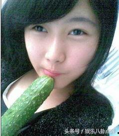 美女在家里吃瓜,美女瓜香四溢的悠闲午后